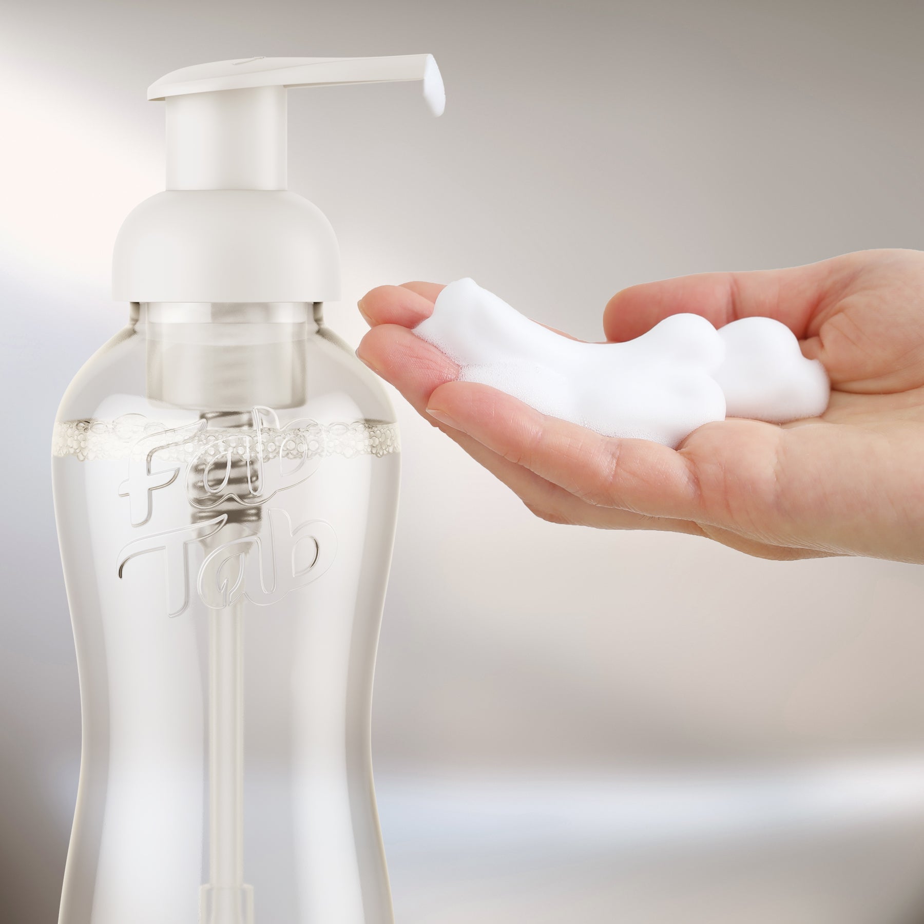 Charger la vidéo : &lt;p&gt;Drop one of our spectacular foaming hand soap tablets into your glass bottle already filled with warm water, watch it dissolve entirely, and voilà – your hands are in for a dance party that&#39;s more fun than a surprise birthday bash.&lt;/p&gt;