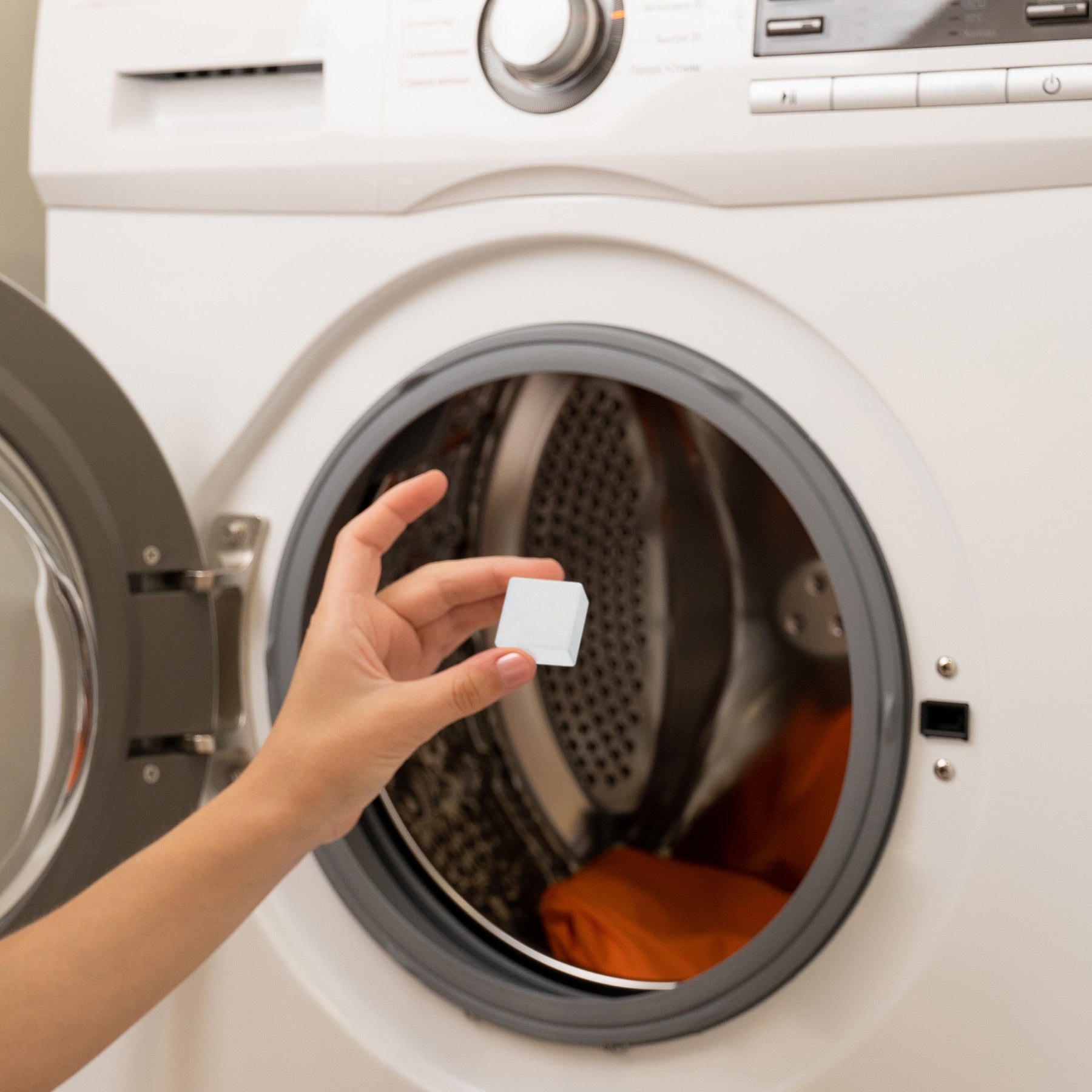 Charger la vidéo : &lt;p&gt;Toss the FabTab detergent tablet into the drum of your washing machine (before adding your laundry) and let the suds party begin.&lt;/p&gt;